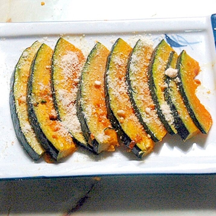 粉チーズを乗せるだけ!南瓜のバター焼きチーズ乗せ♪